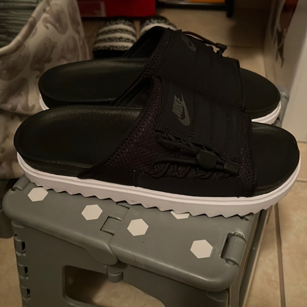 Nike Asuna  slides